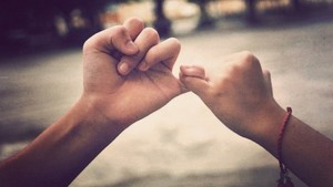 couple-hand-love-nails-pinky-promise-Favim.com-412886-620x350